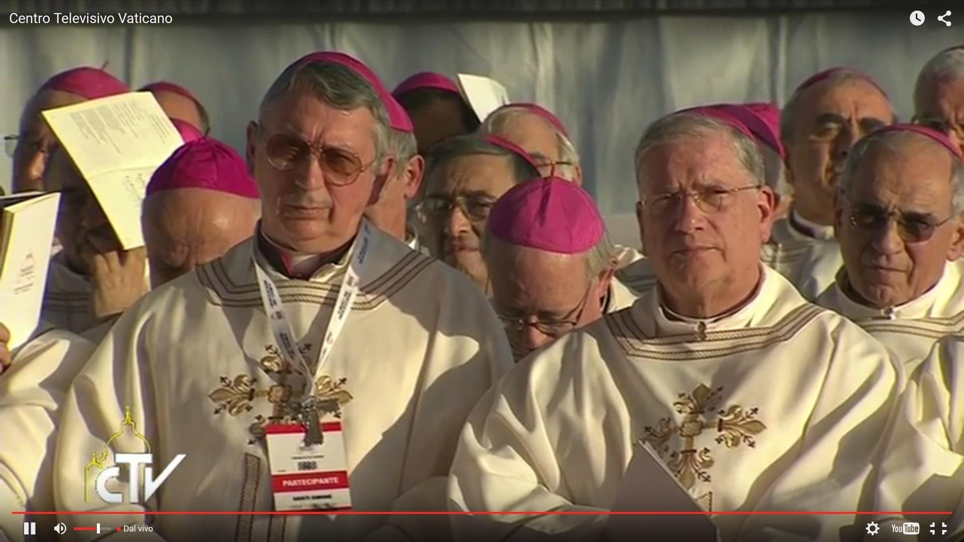 Il vescovo Giusti (sulla sinistra) fra i prelati alla messa col papa a Firenze