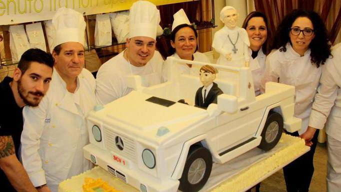 Trenta chili di crema: il dolce a forma di Papamobile