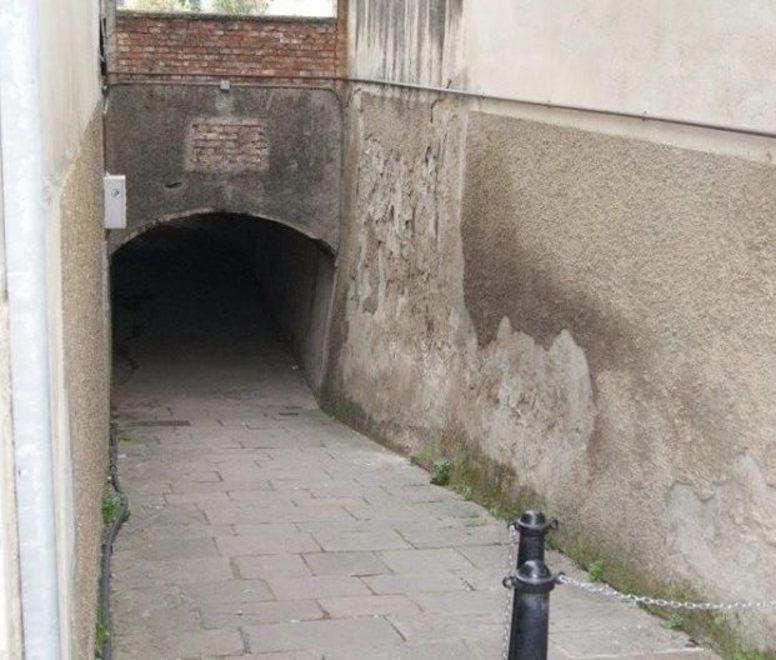 Sottopasso chiuso parte il consolidamento