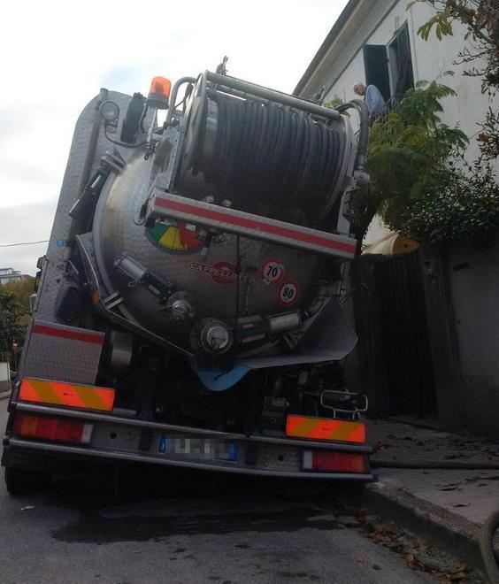 Si apre un buco in via Diaz sotto il camion per lo spurgo