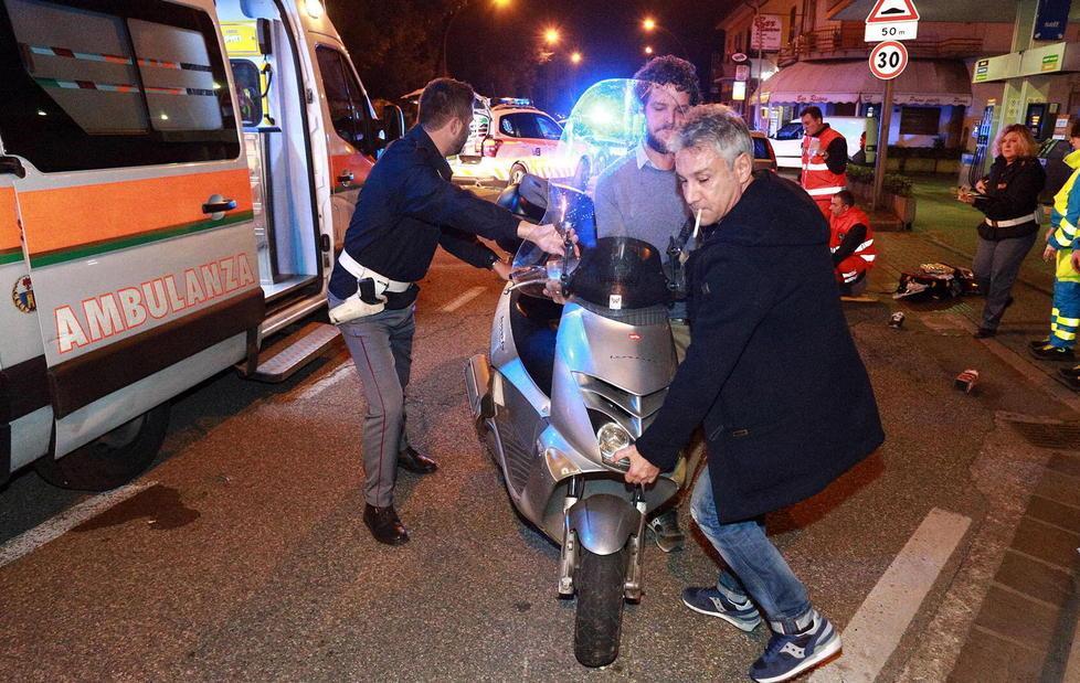 Grave scooterista dopo uno scontro 