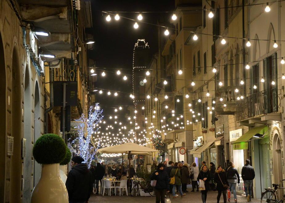 Per la luminaria di Natale una corsa contro il tempo 