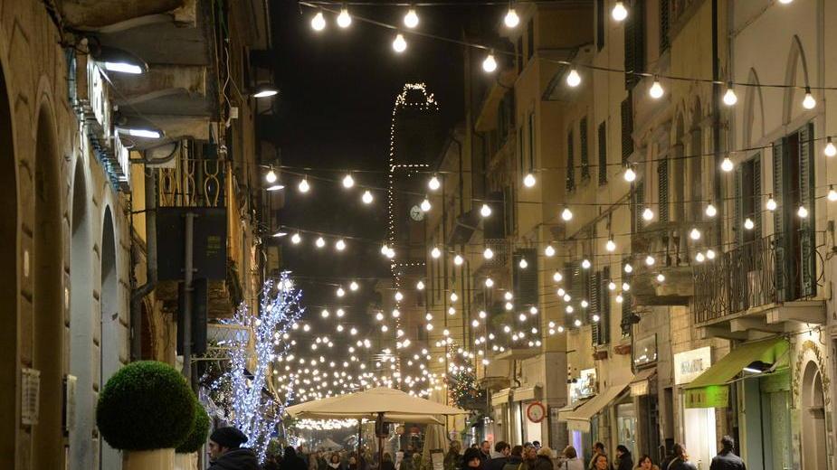 Per la luminaria di Natale una corsa contro il tempo