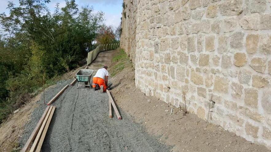Un camminamento sotto le mura medievali