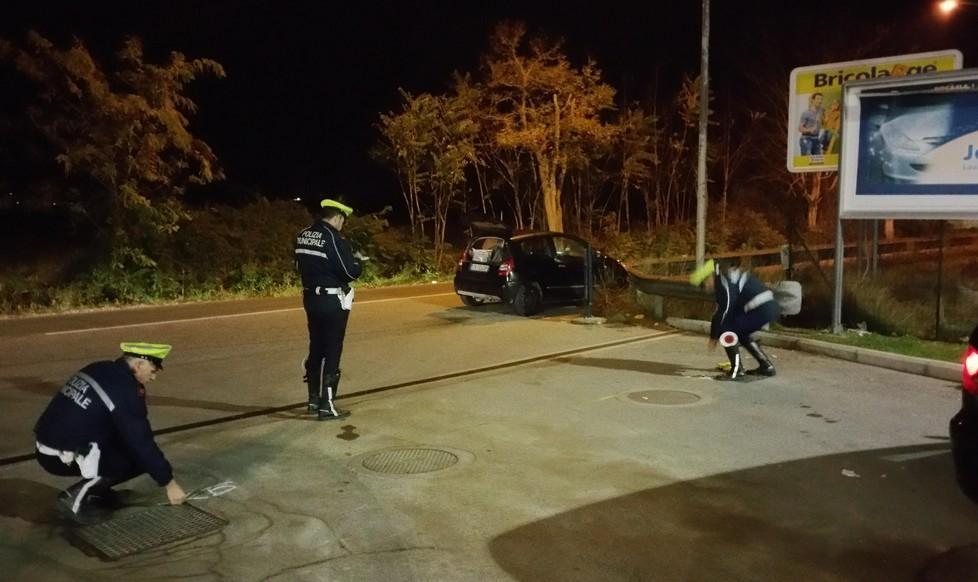 VIA SENESE: SCENDE DALL’AUTO, TRAVOLTA