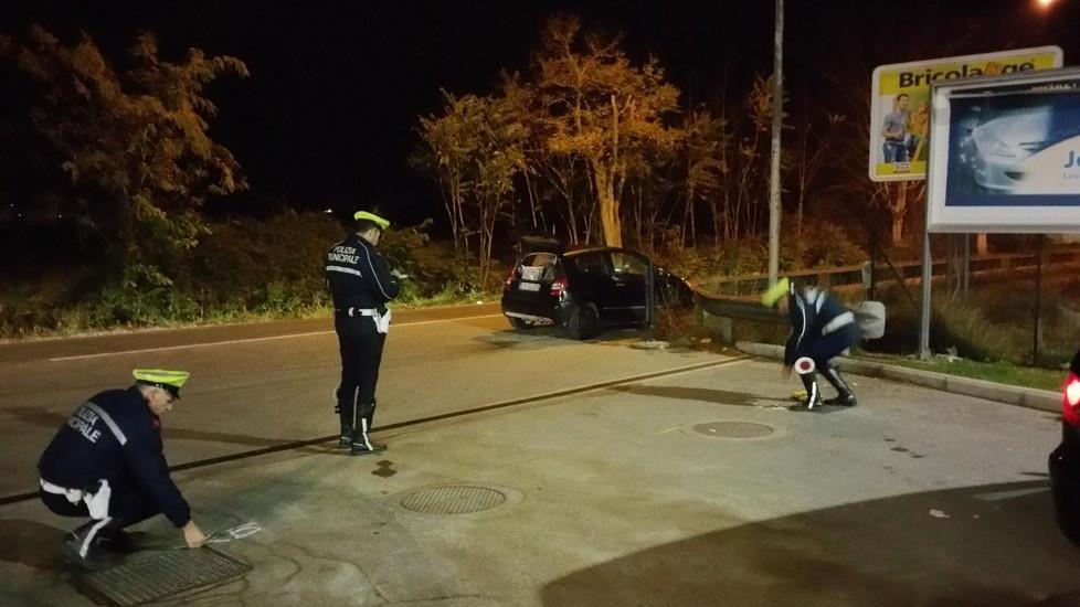 VIA SENESE: SCENDE DALL’AUTO, TRAVOLTA