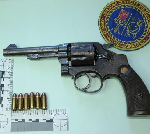 Pistola e katana nell’armadio in camera: arrestato