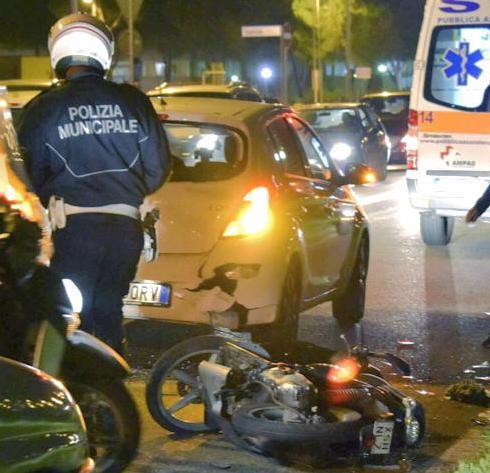 Schianto in Coteto tra auto e scooter diciottenne ferito