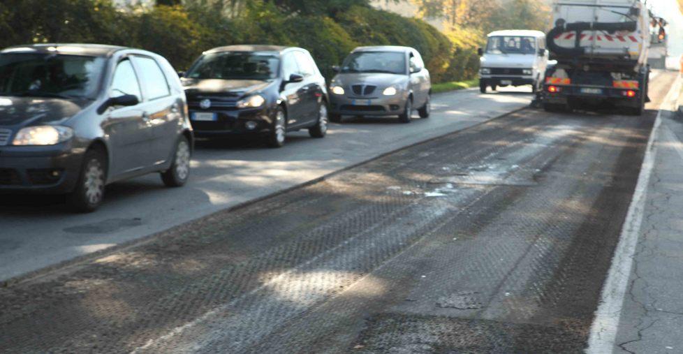 Lavori di asfaltatura a Rivalta il traffico va subito in tilt
