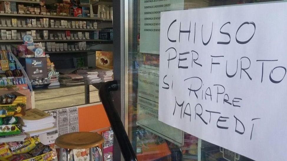 Prendono a sassate i ladri dopo la spaccata