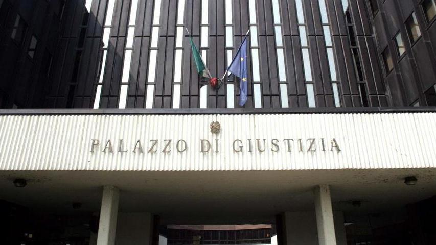 Tre vicini accusano l’inquilino di sotto «Ci molesta da anni»