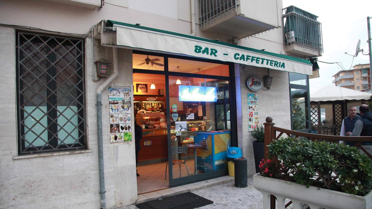 L'ingresso del BurlaBar, il locale ripulito dai ladri (foto Ciurca/Paglianti)