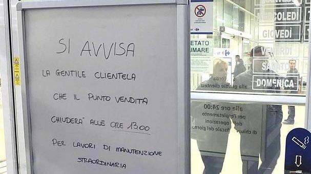 Il cartello affisso martedì 10