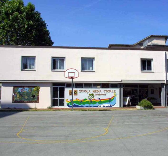 Furti all’uscita di scuola a Marina di Carrara: «vogliamo più controlli» 