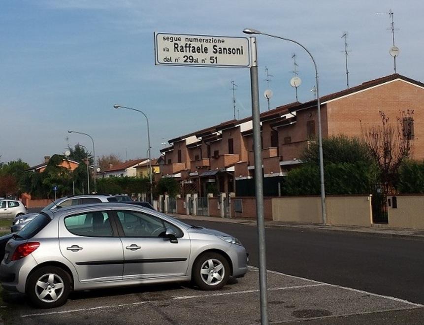 Ferrara, i ladri spaccano le auto e rubano merendine