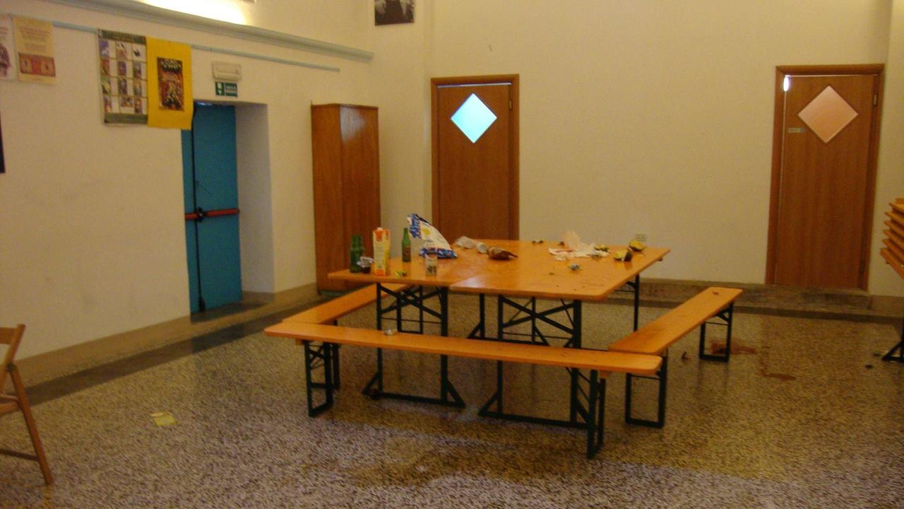 Il salone parrocchiale devastato dai vandali