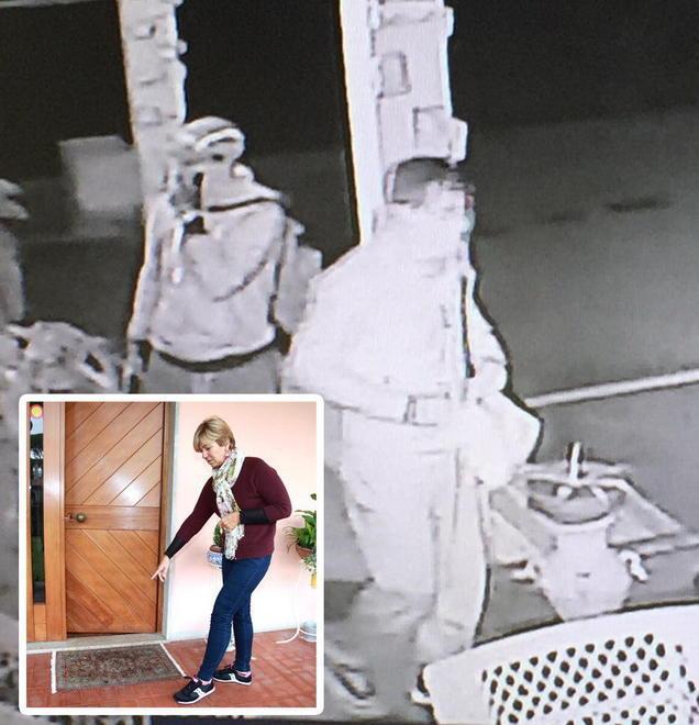 Un fotogramma dei ladri mentre sono all'interno del giardino della villa
