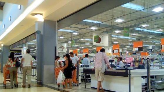 L'interno del supermercato Ipercoop