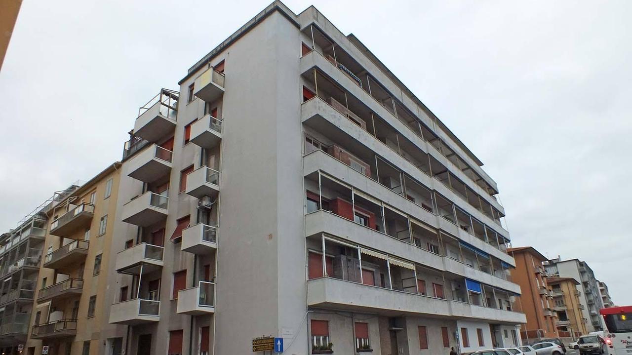 Il condominio dove è stato arrestato il georgiano (foto Paolo Barlettani)