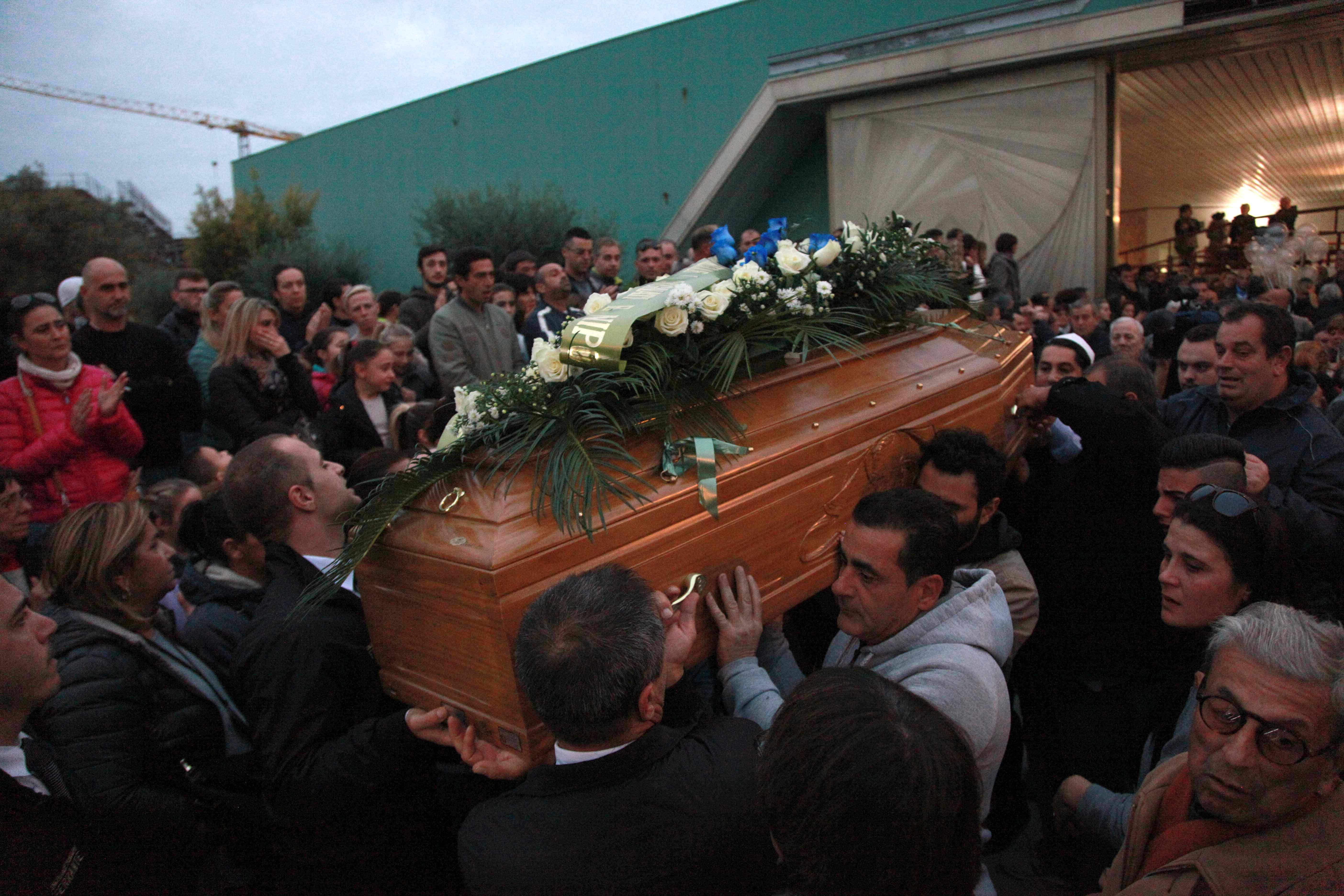 La bara di Nello Simonetti portata a spalla al termine dei funerali (foto Ciurca/Paglianti)