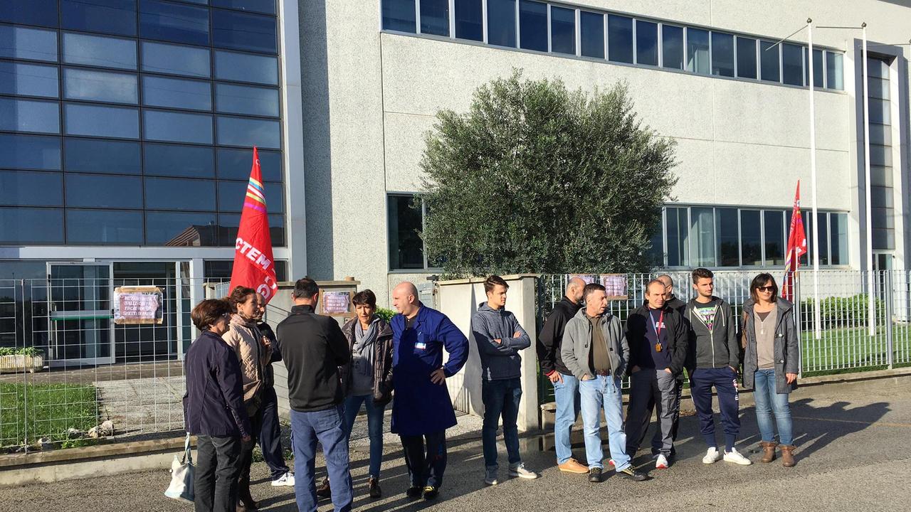 Un presidio dei lavoratori della Tfl a Castelfranco