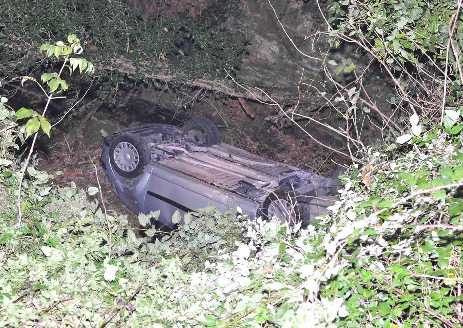 Volano con l’auto giù nella scarpata, due persone ferite
