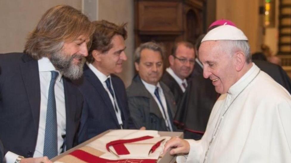 La Papamobile fin sotto le tribune E lo stadio sorride