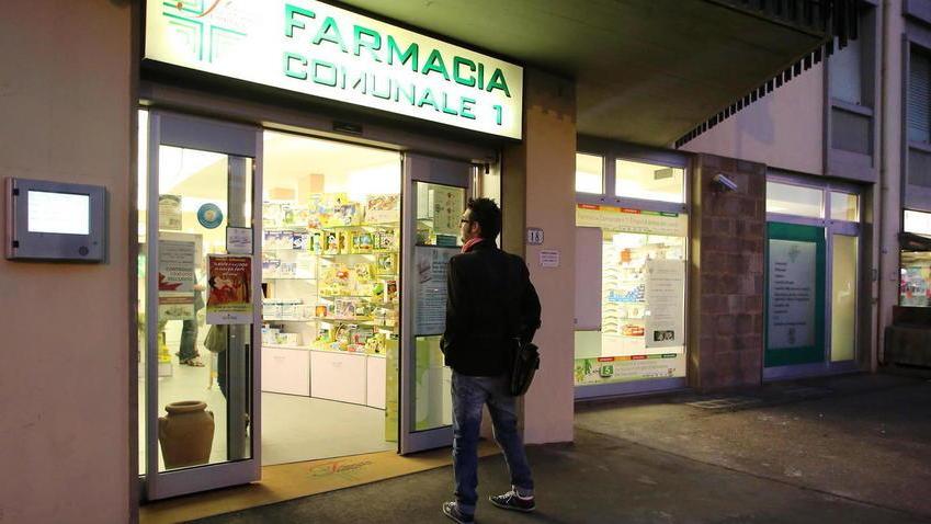 Bandito solitario rapina la farmacia