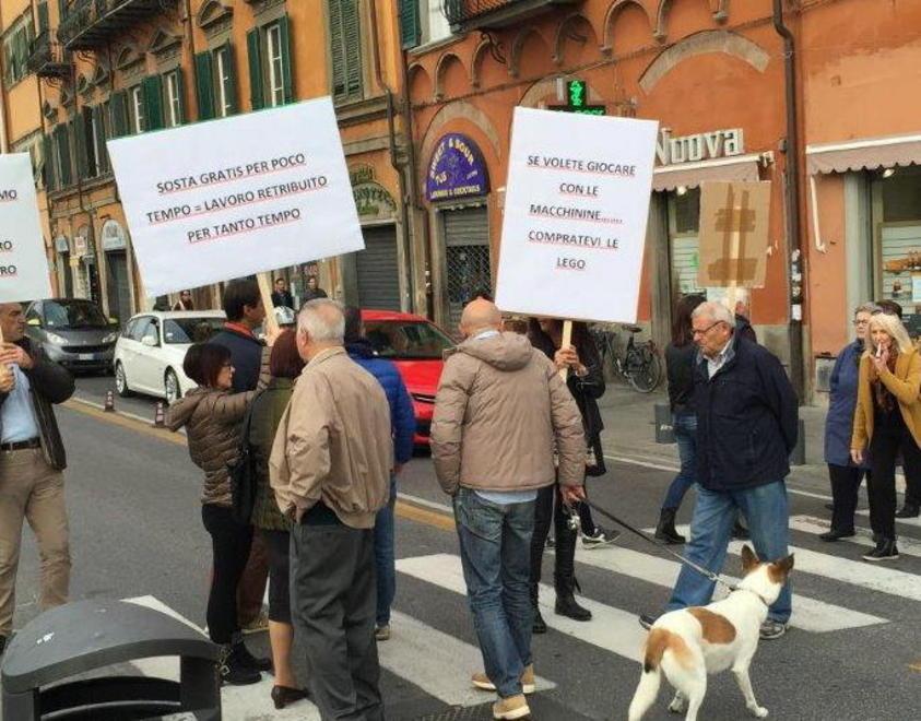 Occupano le strisce pedonali traffico in tilt sul lungarno 