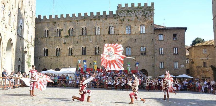 Volterra invasa dai francesi, arrivano seicento crocieristi 