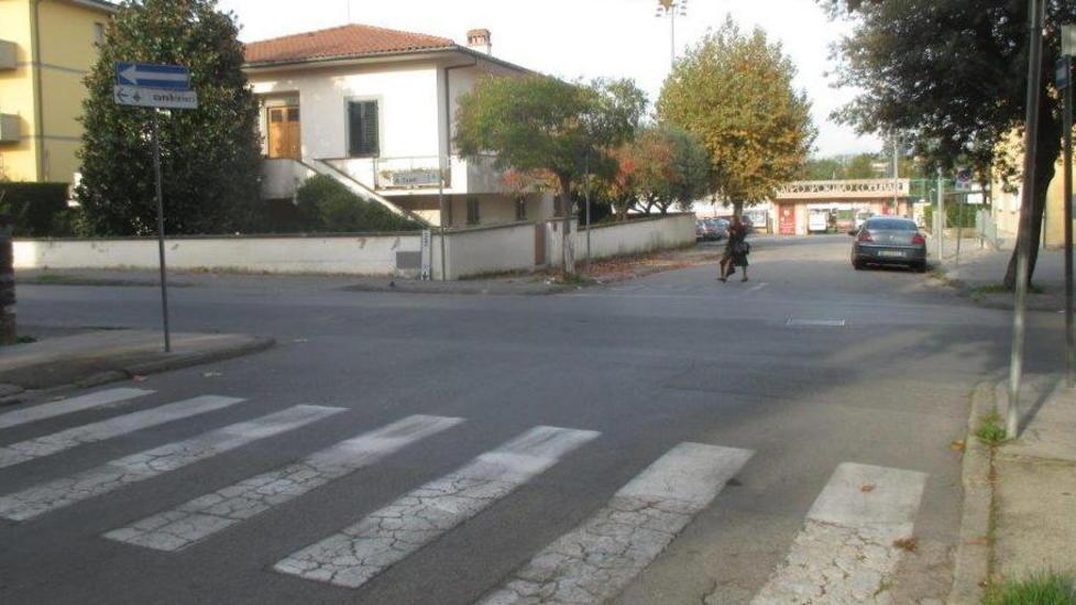 Prima la lite, poi sale in macchina e tenta di investire due persone