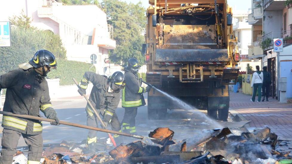 Scatta l’allarme in centro: a fuoco il camion De Vizia