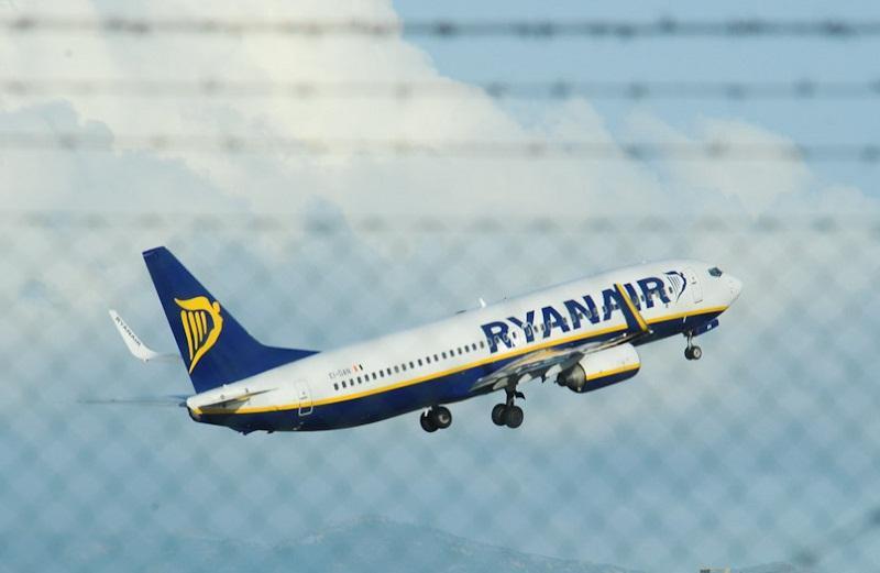 Un volo Ryanair in partenza da Elmas