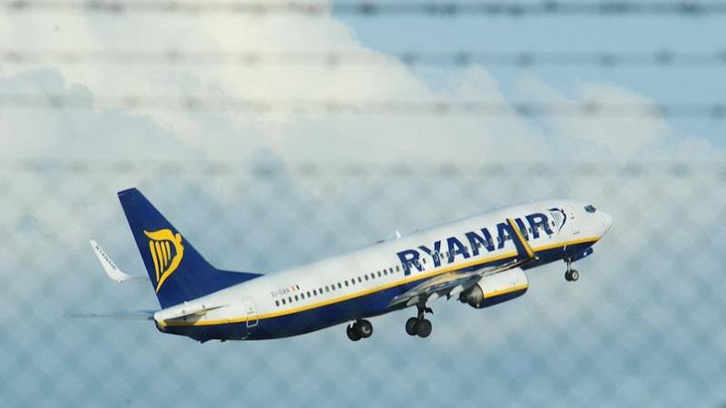 Un volo Ryanair in partenza da Elmas