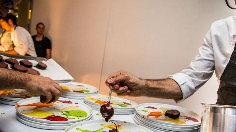 Chef Bottura apre i refettori a Torino e New York e crea piatti artistici per Sotheby's