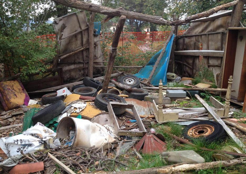 Casolare abbandonato trasformato in discarica abusiva 