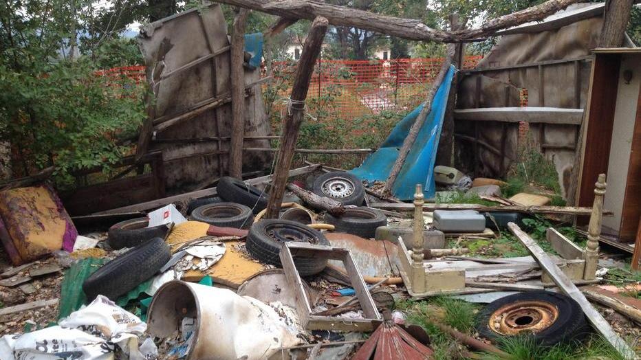 Casolare abbandonato trasformato in discarica abusiva