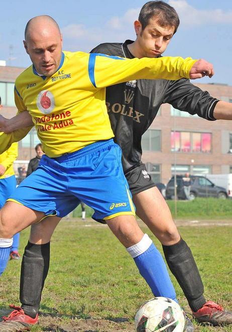 Un contrasto in una partita di calcio Uisp