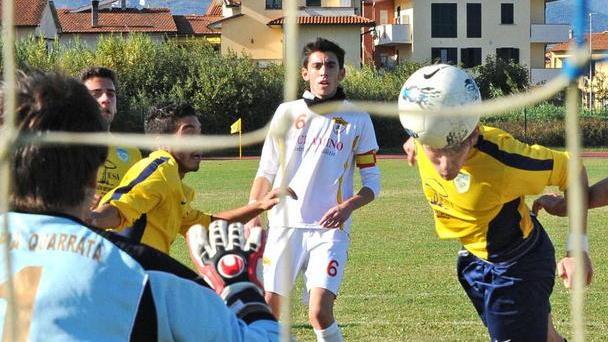 Un'azione di gioco in un campionato Juniores sul campo di Quarrata