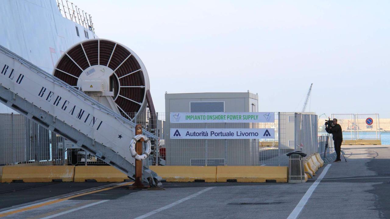 La fregata Bergamini alla calata Sgarallino attaccata alla centrale elettrica (Pentafoto)