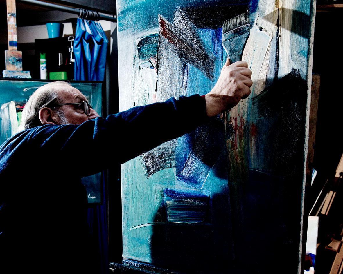 Bolano mentre realizza una delle sue opere