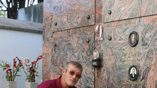 Mario Ladinetti nel suo posto di lavoro: il cimitero di Sennori