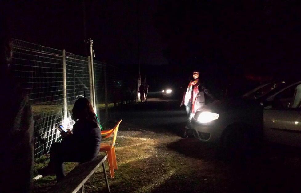 I fari delle auto dei genitori illuminano il campo da rugby rimasto al buio