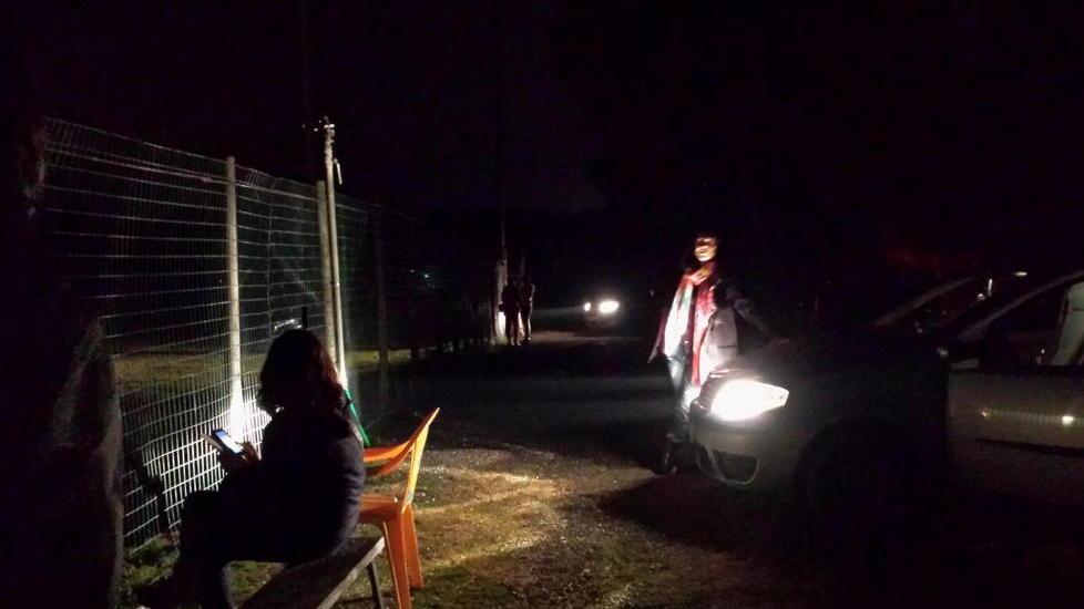 I fari delle auto dei genitori illuminano il campo da rugby rimasto al buio