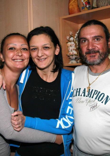 Katiuscia Tarabella al centro, con la sorella Chiara e il marito Daniele Stagi