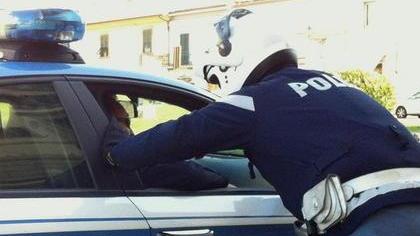 Paga in gioielli la “multa” della figlia