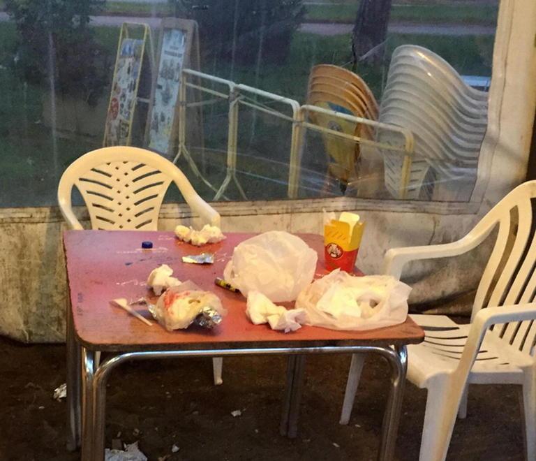 Vandali padroni della piazza «Spaccano e bivaccano, ora basta» 