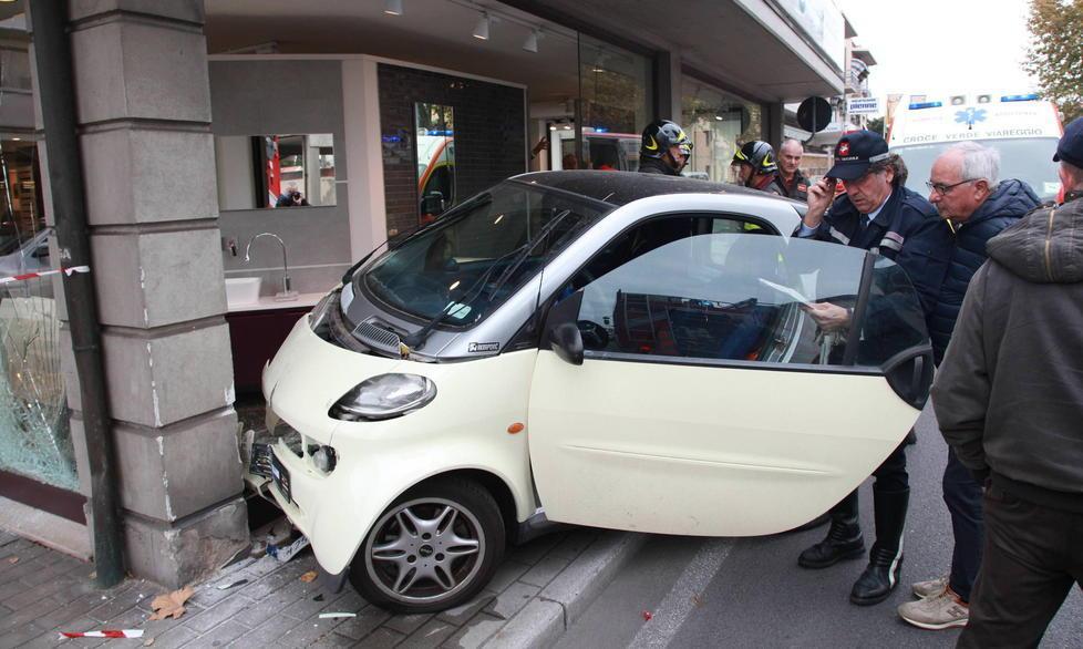 Auto contro la vetrina di un negozio