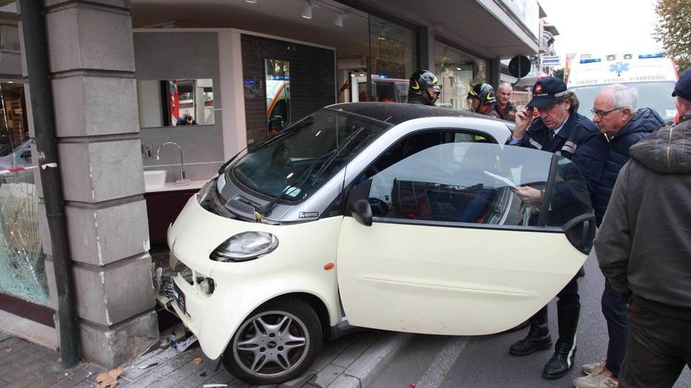 Auto contro la vetrina di un negozio