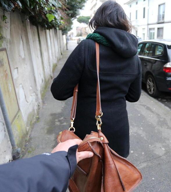 Scippata sul lungomare, nella borsa 5.000 euro